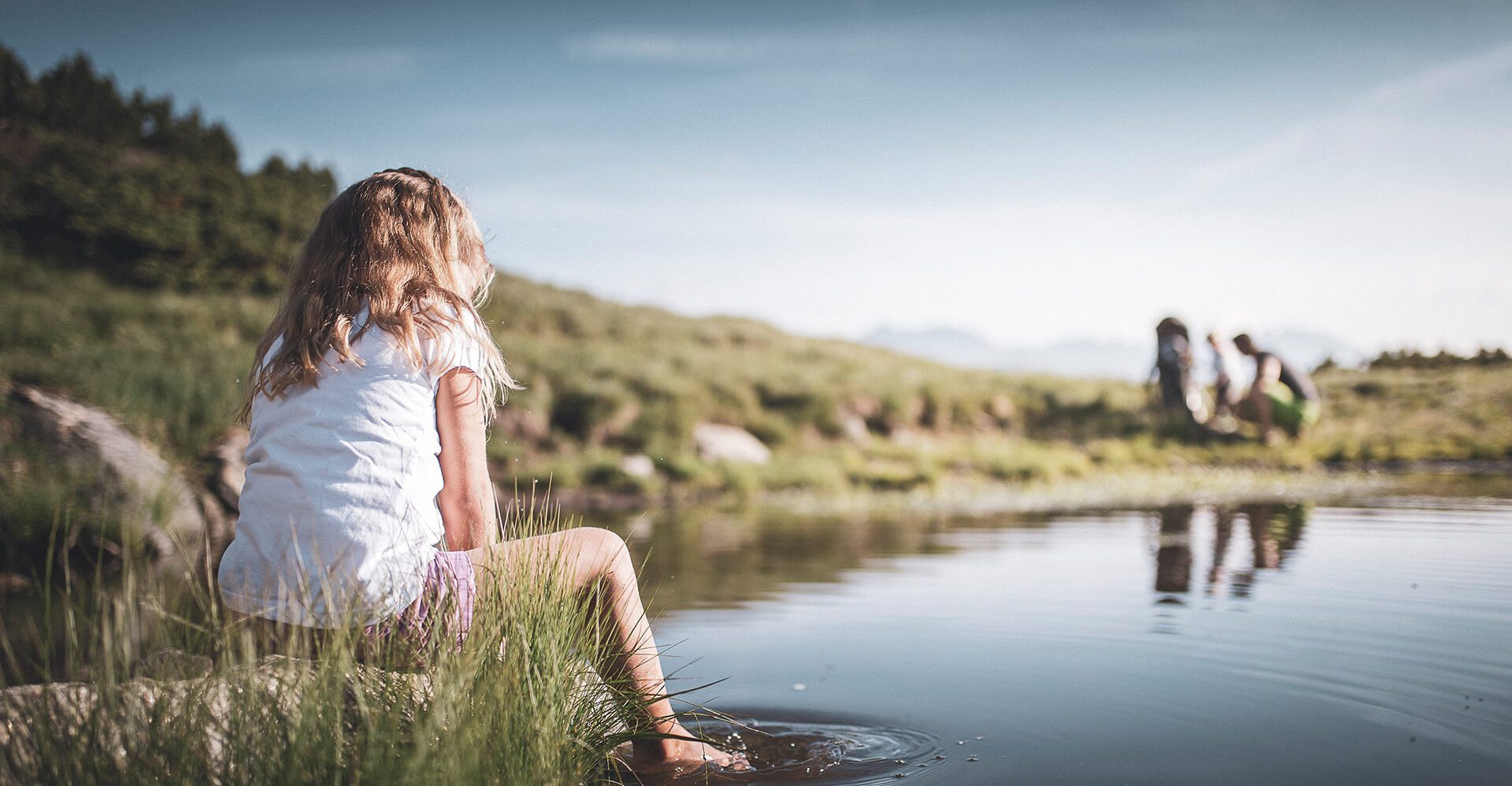 Mädchen in der Natur am See