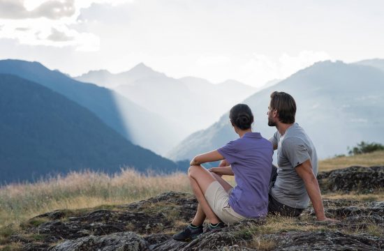 Coppia che si gode il panorama della montagna