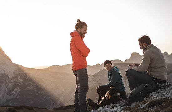 Escursionisti che fanno una pausa sulla cima di una montagna