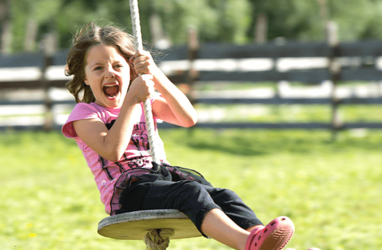 Il divertimento dei bambini nel parco giochi