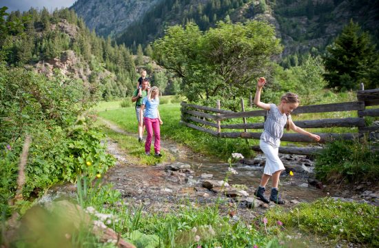 Familienspaziergang in der Natur