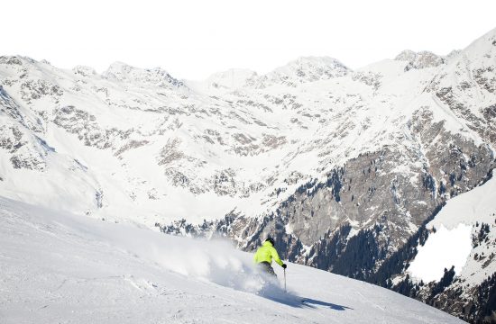 Sciatori davanti al panorama della montagna