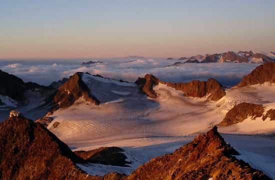 Sopra le cime delle montagne dell'Alto Adige